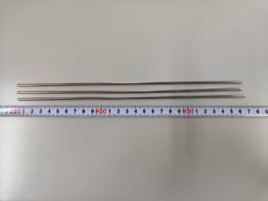真鍮（黄銅）製細長ピン部品へのバレル無電解ニッケルメッキ事例｜優れた膜厚均一性と耐食性を実現