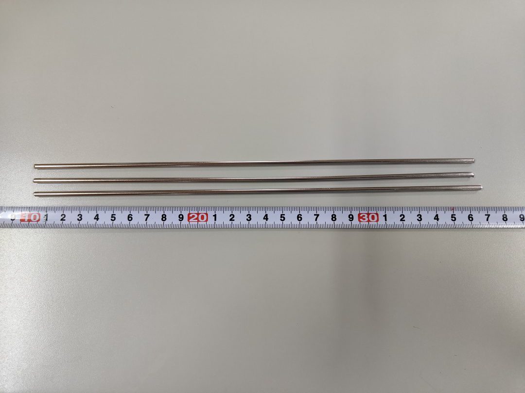 真鍮（黄銅）製細長ピン部品へのバレル無電解ニッケルメッキ事例｜優れた膜厚均一性と耐食性を実現